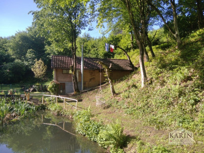 Na predaj slnečná chata na rekreáciu s rybníkom, Pakostov