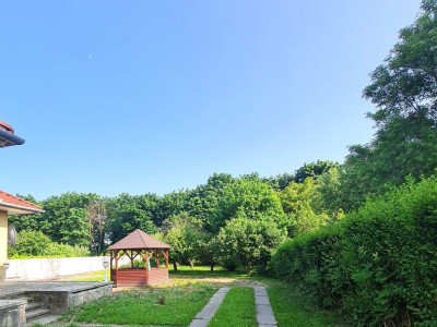 Predaj – 4 izbový rodinný dom s pozemkom 1200m2 v tichej časti Rajky ,,Typ Bungalov