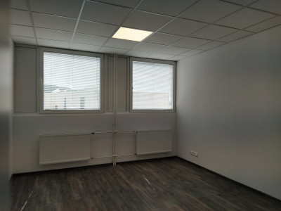 Prenájom 2 klimat. kancelárie v rámci jedného celku 52,5 m2, ul. Polianky, BA IV., Dúbravka.