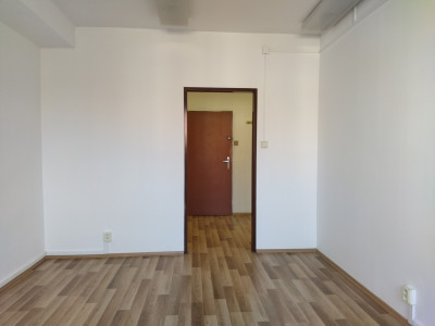 Prenájom dvojkancelária/ viacúčelová miestnosť s umývadlom 38m2 + parkovacie miesto, Bulharská ul., BA II., Trnávka.