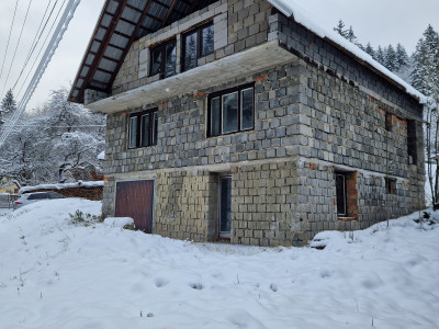 Trojpodlažný rozostavaný rodinný dom neďaleko lyžiarskeho strediska Čertov - Lazy pod Makytou