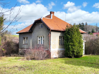 Priestranný dom s pozemkom 746m2 v obci Ladomerská Vieska