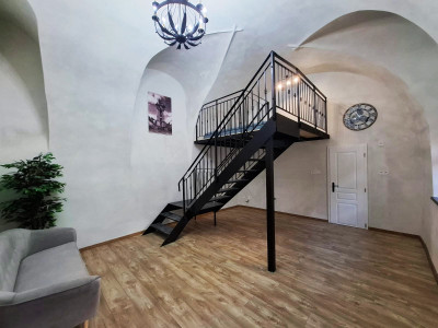 Kompletne zrekonštruovaný mezonetový apartmán v Banskej Štiavnici