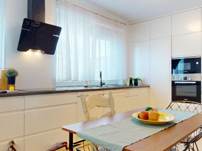 KOMPLETNE ZARIADENÝ 3I BYT SO ZÁHRADOU A 2 PARKOVACÍMI MIESTAMI