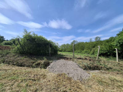 Pozemok určený na výstavbu 1750 m2 napojený na obecný vodovod blízko kúpeľného mesta Dudince