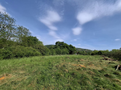 Pozemok určený na výstavbu 1750 m2 napojený na obecný vodovod blízko kúpeľného mesta Dudince