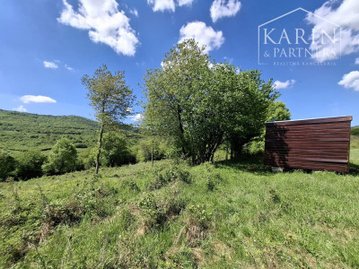 Slnečný rekreačný pozemok 5140 m2 s mobilným domom obklopený krásnou prírodou Horný Tisovník