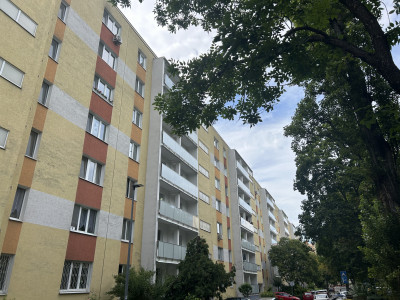 Súrne 2 izbový byt v okolí Riazanskej ul.