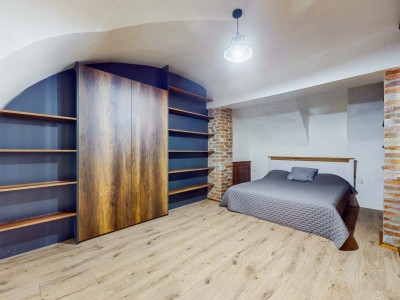 Prízemný Apartmán s Klenbami v Srdci Histórie Hellovho domu