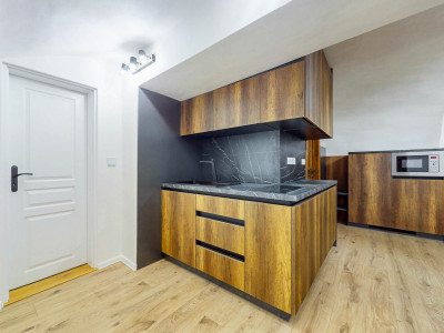 Prízemný Apartmán s Klenbami v Srdci Histórie Hellovho domu