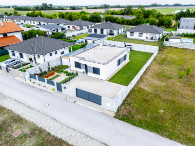 4-izbový SMART bungalov s bazénom | altánok | klimatizácia | krb
