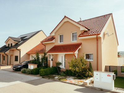 NA PREDAJ ZARIADENÝ RODINNÝ DOM VO VRÁDIŠTI