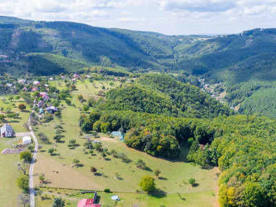 Stavebný pozemok so schváleným projektom rekreačnej chaty a elektrikou v lokalite Nová Baňa - Bukovina