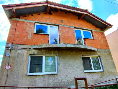 Exkluzívne len u nás: 5izbový rodinný dom v obci Nitriansky Hrádok, priamo na brehu rybníka Mederčina