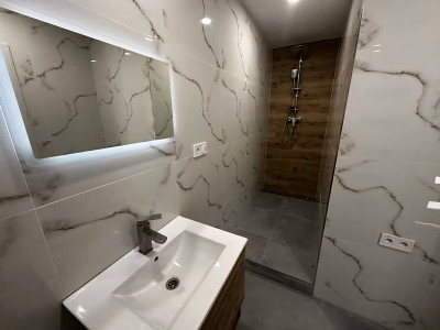 Kompletne zrekonštruovaný 61m2 priestranný 2-izbový byt s loggiou v Lučenci