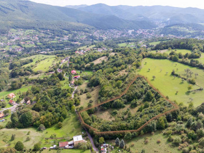 Stavebný pozemok určený na výstavbu rodinných domov v tichej lokalite s krásnymi výhľadmi v Novej Bani