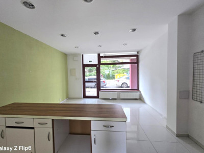 Prenájom – obchodné priestory  40m2 obchod, salón, služby, kancelária – Karlova Ves BA IV