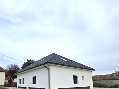 Predaj-rodinný dom 6 izbová novostavba, pozemok 998m2 v Maďarskej obci Bezenye.