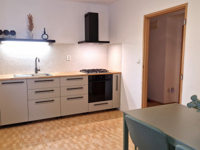 2 IZBOVÝ BYT NA NIVÁCH S PARKOVANÍM VO DVORE | KLIMATIZÁCIA | BALKÓN