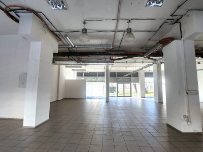 PRENÁJOM-Obchodné priestory 335 m2 s výkladmi do ulice-Tomášiková ul.