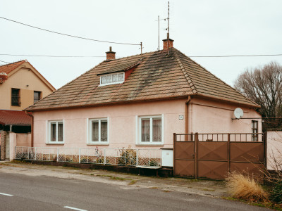 5i rodinný dom v pôvodnom stave pri lese v meste Šaštín-Stráže