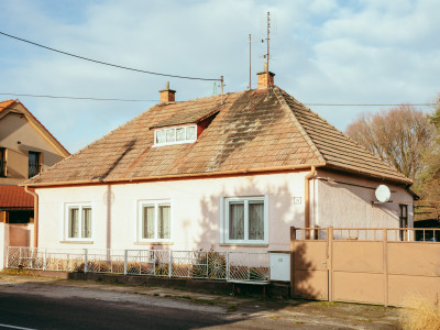 5i rodinný dom v pôvodnom stave pri lese v meste Šaštín-Stráže