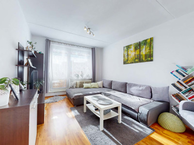 Hľadáte poctivý 3-izbový byt na Západe? Tento má 70 m², loggiu, murované jadro a výhľad na Pustý hrad