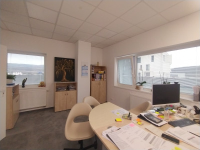 Prenájom klimatizovaný viacúčelový priestor 80 m2 s kuchynkou/ WC/ sprchou + sklad 6m2, BA IV., Dúbravka.