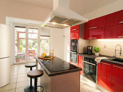 Predáme priestorovo veľkorysý rodinný dom s bazénom v meste s blízkosťou prírody, Nové Zámky