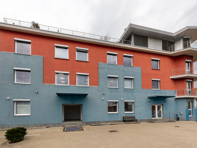 OBCHODNO-SKLADOVÉ PRIESTORY S NÁKLADNOU PLOŠINOU+ SHOWROOM A KANCELÁRIA