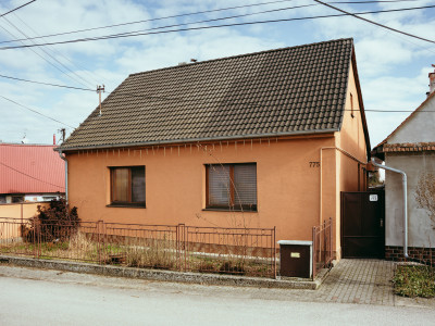 4i rodinný dom v Šaštíne s hospodárskymi budovami