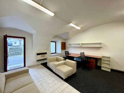 ZARIADENÁ KANCELÁRIA V CENTRE HOLÍČA S PARKOVANÍM