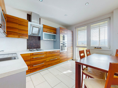 Kompletne zrekonštruovaný 3-izbový byt s krásnym výhľadom a parkovaním – top lokalita Hviezdoslavova