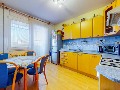 Priestranný 3-izbový byt (až 79 m²) s loggiou, klimatizáciou a zariadením v tichej lokalite – Pri tehelni, Levice