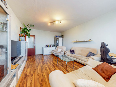 Priestranný 3-izbový byt (až 79 m²) s loggiou, klimatizáciou a zariadením v tichej lokalite – Pri tehelni, Levice