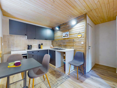 Čerstvá rekonštrukcia v lone prírody: Slnečný dom s vôňou dreva v obci Hiadeľ, len na skok od Banskej Bystrice!