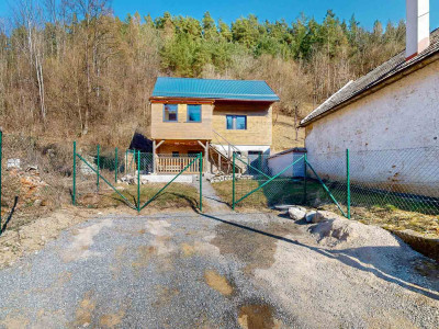 Aktuálne zrekonštruovaný slnečný rodinný dom v obci Hiadeľ, len na skok od Banskej Bystrice!