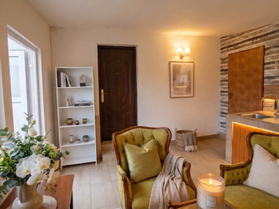 ŠTÝLOVÁ KOMPLETNE ZREKONŠTRUOVANÁ CHATA S BAZÉNOM A ZÁHRADOU – IDEÁLNA NA ODDYCH AJ CELOROČNÉ BÝVANIE - NOVÉ ZÁMKY