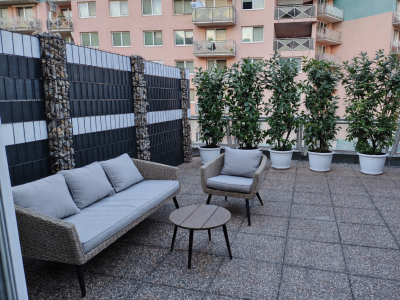 KOMPLETNE ZREKONŠTRUOVANÝ PRIESTRANNÝ 3I BYT S ROZĽAHLOU TERASOU