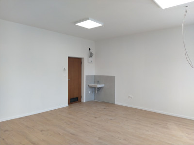 LEN: 10€/m2/mesiac! Prenájom viacúčelová miestnosť 39 m2 s umývadlom!, ul. Polianky, BA IV., Dúbravka.