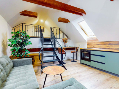 V centre Banskej Štiavnice nový podkrovný byt s klimatizáciou v Hellovom dome oproti parkovisku na predaj