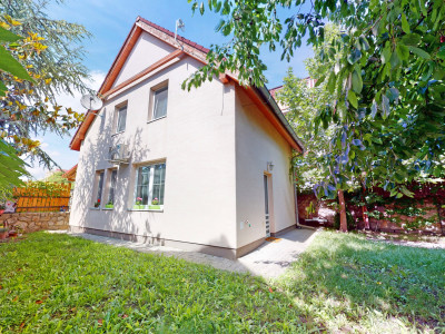 KOMPLETNE ZARIADENÝ PODPIVNIČENÝ DVOJPODLAŽNÝ 3I RODINNÝ DOM SO ZÁHRADOU