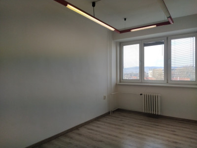 LEN: 180.-€/ mesiac prenájom kancelária/ viacúčelová miestnosť 17m2 s umývadlom! + parkovanie, Bulharská ul., BA II., Trnávka.