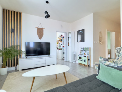 Nádherný, kompletne zariadený 3-izbový byt (66 m²) z r. 2018 s vlastným parkovaním v top lokalite, Skalica