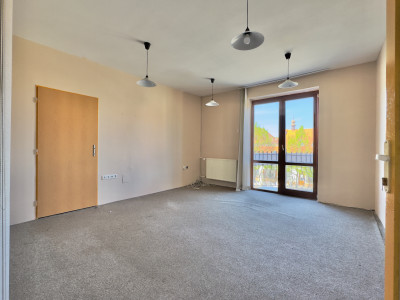 Komerčný priestor s výkladom a balkónom v srdci Skalice