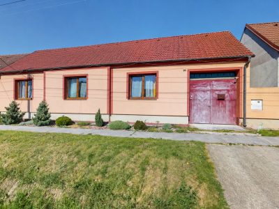 Priestranný tehlový dom s obrovským potenciálom len na skok od Trnavy – Horné Dubové