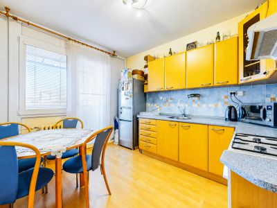 Priestranný 3-izbový byt (až 79 m²) s loggiou, klimatizáciou a zariadením v tichej lokalite – Pri tehelni, Levice