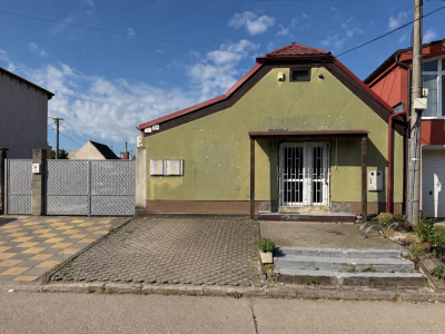 3I DOM S PODKROVÍM V CENTRE OBCE VHODNÝ NA BÝVANIE AJ PODNIKANIE