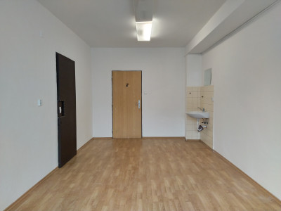 LEN: 180.-€/ mesiac s umývadlom! kancelária/ viacúčelová miestnosť 18m2 + parkovanie, Bulharská ul., BA II., Trnávka.