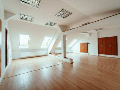 PRENÁJOM: PODNIKATEĽSKÝ OBJEKT V CENTRE HOLÍČA (260 m²)
